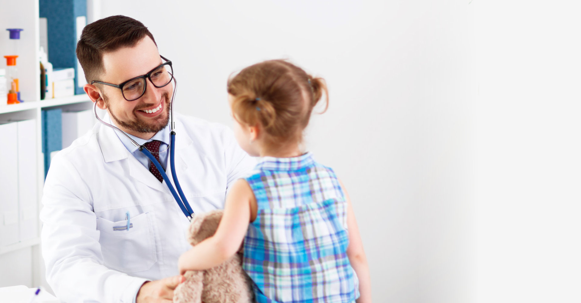 doctor smiling to little girl